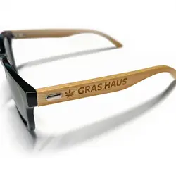 Lasergravur auf einer Holz Sonnenbrille